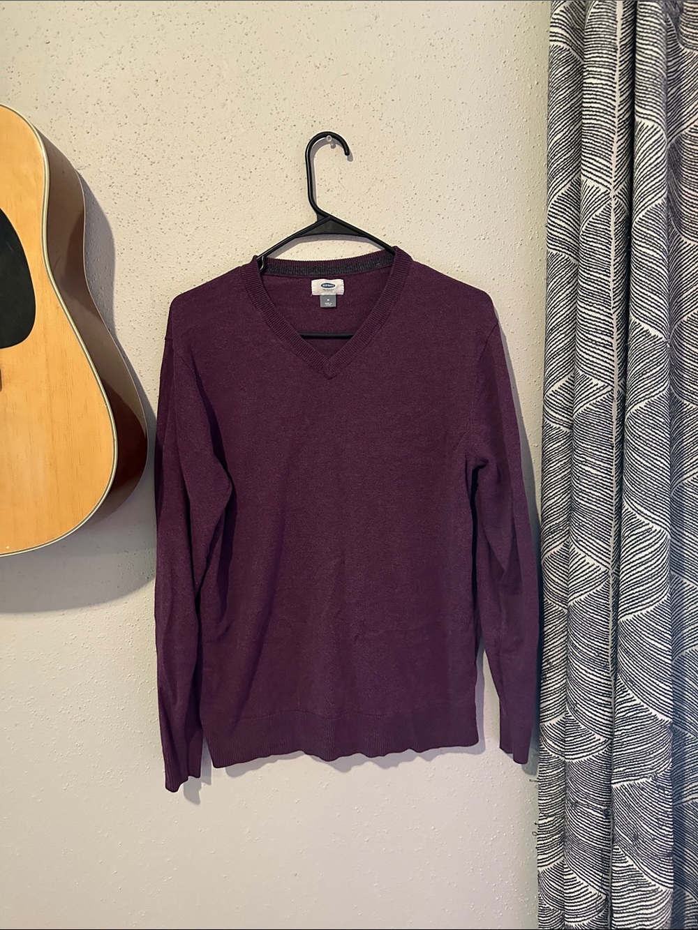 Old Navy Men's V-Neck Sweater in Plum